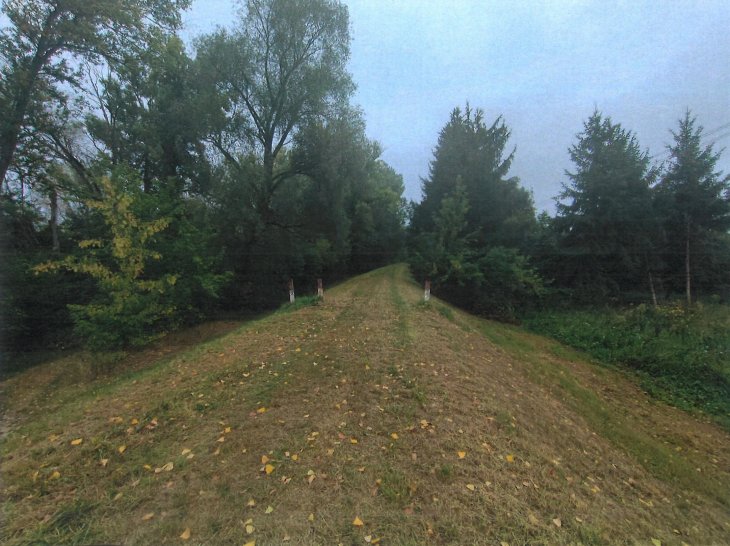 Wał przeciwpowodziowy przed rozpoczęciem prac. Fot. Wody Polskie